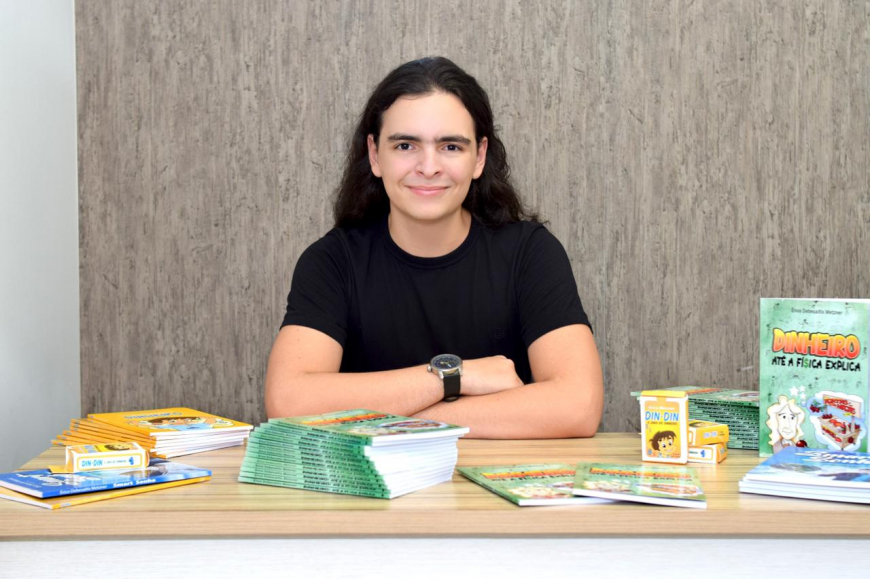 Jovem escritor lança “Dinheiro: até a física explica” na Academia Mato-Grossense de Letras